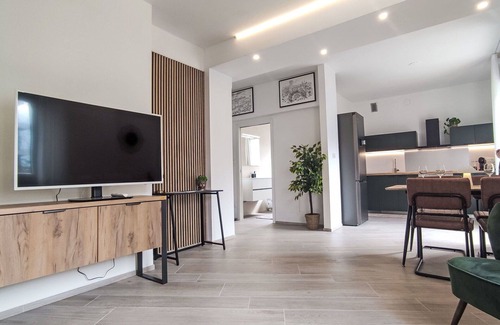 Ravina Apartment | Cosy apartment for 4 guests with WIFI, TV, patio, pets allowed and parking