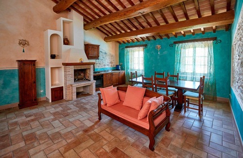 San Brizio Apartment | Cosy apartment for 4 people with pool, WIFI, TV and pets allowed, close to Spoleto