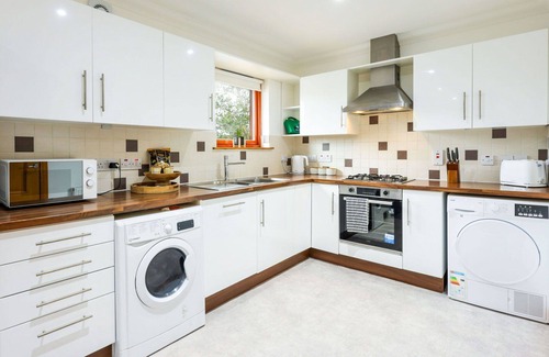 Forres Apartment | Cosy apartment for 4 people with WIFI, TV and balcony
