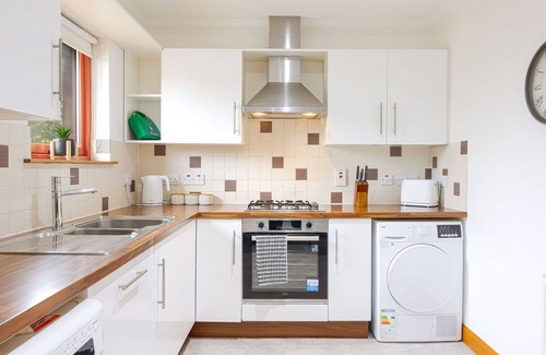 Forres Apartment | Cosy apartment for 4 people with WIFI, TV and balcony