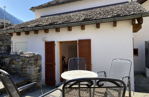 Augio Apartment | Cosy apartment for 4 people with WIFI, TV, patio, pets allowed, panoramic view and parking