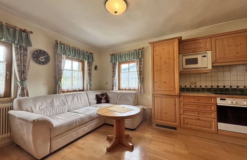 Weissenbach Apartment | Cosy apartment for 4 people with WIFI, TV, balcony, pets allowed and parking