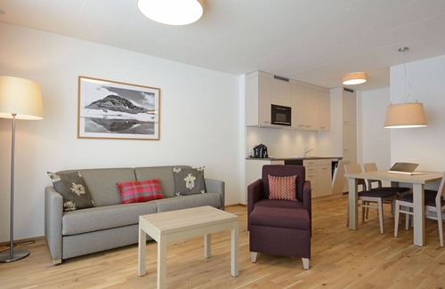 Tavanasa Apartment | Cosy apartment for 4 people with WIFI, pool, hot tub, TV, patio, panoramic view and parking
