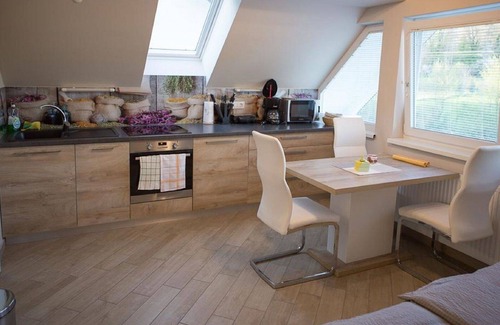 Lesce Apartment | Cosy apartment for 4 people with WIFI, pool, A/C, TV and patio