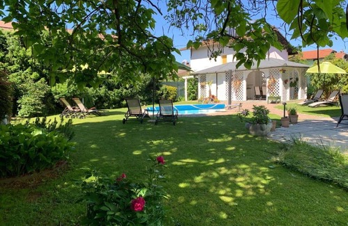 Lesce Apartment | Cosy apartment for 4 people with WIFI, pool, A/C, TV and patio