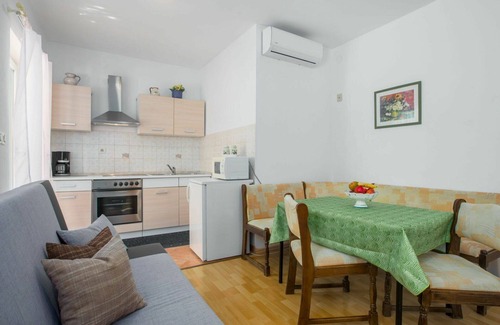 Vrznaveri Apartment | Cosy apartment for 5 guests with pool, A/C, WIFI, TV, terrace, pets allowed and parking