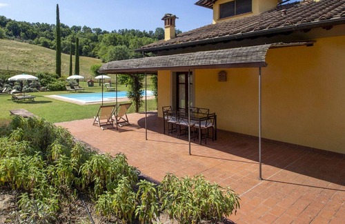 San Giovanni Valdarno Apartment | Cosy apartment for 5 guests with WIFI, pool, TV, pets allowed and parking