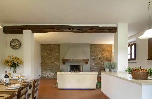 San Giovanni Valdarno Apartment | Cosy apartment for 5 guests with WIFI, pool, TV, pets allowed and parking
