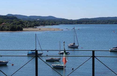 Monvalle Apartment | Cosy apartment for 5 guests with WIFI, pool, TV, balcony, pets allowed and parking