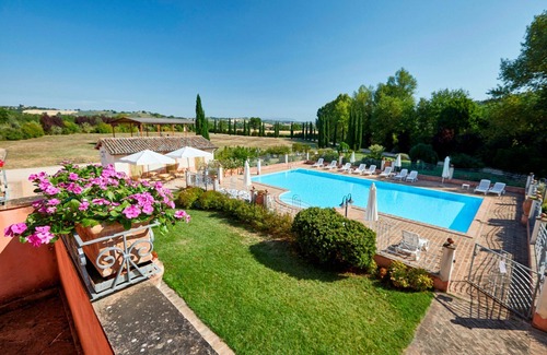 San Brizio Apartment | Cosy apartment for 5 people with pool, WIFI, TV, balcony, pets allowed and parking, close to Spo.