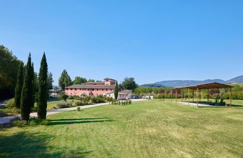 San Brizio Apartment | Cosy apartment for 5 people with pool, WIFI, TV, balcony, pets allowed and parking, close to Spo.