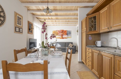 Erli Apartment | Cosy apartment for 6 guests with WIFI, TV, terrace, pets allowed and parking