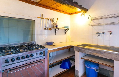 Pescia Apartment | Cosy apartment for 6 people with WIFI, pool, TV, patio and pets allowed