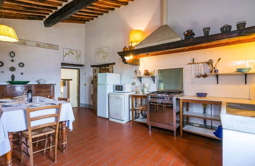 Pescia Apartment | Cosy apartment for 6 people with WIFI, pool, TV, patio and pets allowed