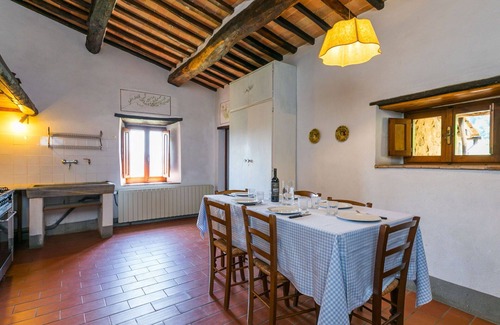 Pescia Apartment | Cosy apartment for 6 people with WIFI, pool, TV, patio and pets allowed