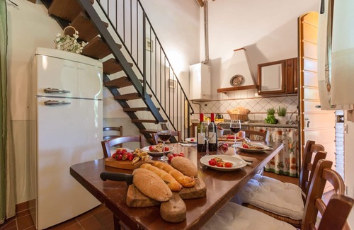 Peccioli Apartment | Cosy apartment for 7 guests with pool, A/C, WIFI, TV, pets allowed, panoramic view and parking
