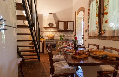 Peccioli Apartment | Cosy apartment for 7 guests with pool, A/C, WIFI, TV, pets allowed, panoramic view and parking