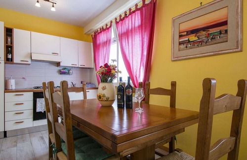 Marliana Apartment | Cosy apartment for 7 people with pool, WIFI, TV, terrace, pets allowed and parking