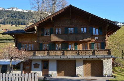 Lauenen Apartment | Cosy apartment for 7 people with WIFI, TV, balcony and pets allowed