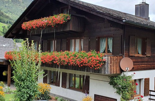 Elm Apartment | Cosy apartment for 7 people with WIFI, TV, patio, panoramic view and parking