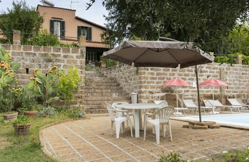 Corchiano Apartment | Cosy apartment for 8 guests with WIFI, pool, TV, patio, pets allowed and parking