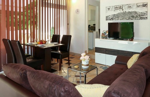 Tulisevica Apartment | Cosy apartment for 9 people with A/C, pool, WIFI, TV, terrace and parking