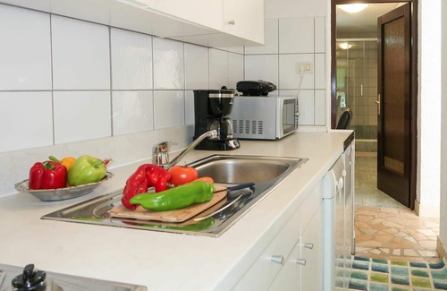 Tulisevica Apartment | Cosy apartment for 9 people with A/C, pool, WIFI, TV, terrace and parking