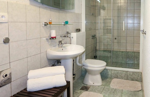 Tulisevica Apartment | Cosy apartment for 9 people with A/C, pool, WIFI, TV, terrace and parking