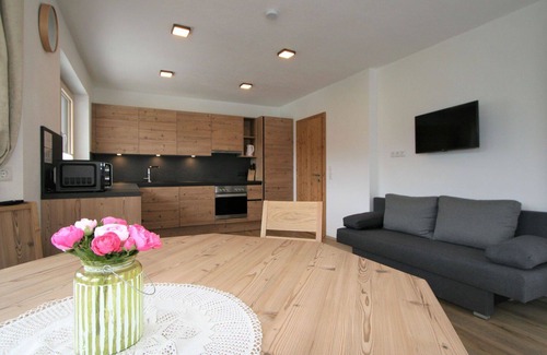 Hainzenberg Apartment | Cosy apartment for 8 guests with WIFI, TV, terrace, pets allowed and parking