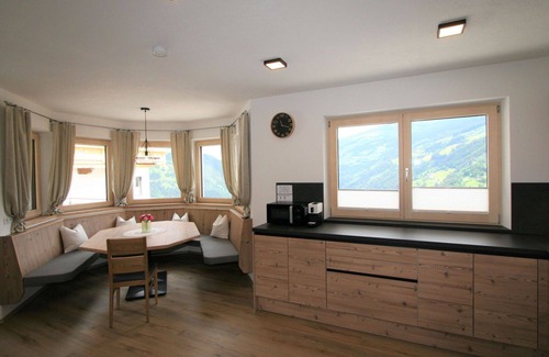 Hainzenberg Apartment | Cosy apartment for 8 guests with WIFI, TV, terrace, pets allowed and parking