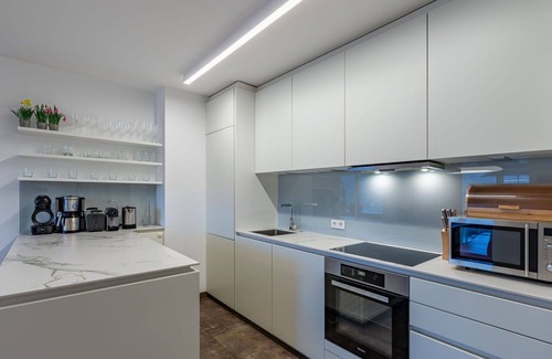 Annenheim Apartment | Cosy apartment for 6 people with WIFI, TV, balcony, pets allowed, panoramic view and parking