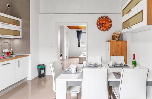 Oberndorf Apartment | Cosy apartment for 6 people with WIFI, TV, patio and parking