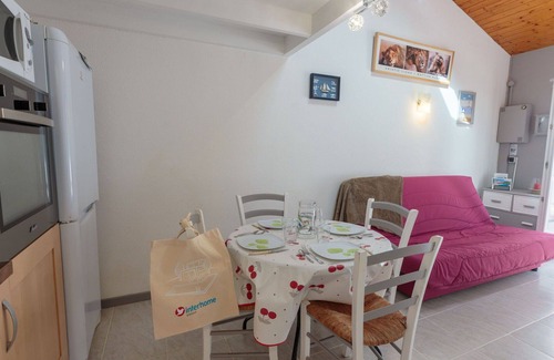 La Palmyre Apartment | Cosy apartment for 4 guests with WIFI, TV, terrace and pets allowed