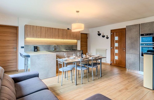 Morbegno Apartment | Cosy apartment for 6 guests with A/C, WIFI, TV, patio, pets allowed and parking