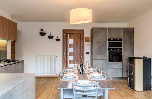 Morbegno Apartment | Cosy apartment for 6 guests with A/C, WIFI, TV, patio, pets allowed and parking