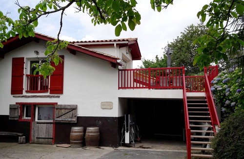 Ascain Apartment | Cosy apartment in an authentic setting at the foot of the Basque mountains.