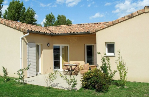 Pont-de-l'Isere House | Cosy apartment in villa for 6 people with WIFI, pool, A/C, TV, terrace and pets allowed