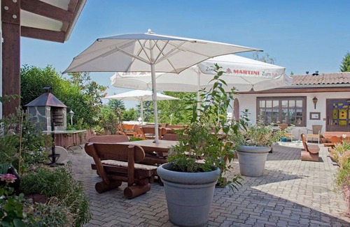 Bad Emstal House | Cosy apartment in villa for 3 guests with WIFI, pool, TV, terrace, pets allowed and parking