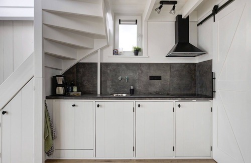 Woudsend House | Cosy apartment in villa for 4 guests with WIFI, patio and parking