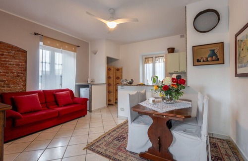 Castell'Alfero Apartment | Cosy apartment for 4 guests with pool, WIFI, TV, patio and parking