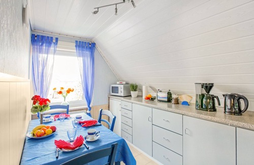 Itzehoe Apartment | Cosy Apartment Itzehoe with Terrace, Garden & Wi-Fi; Parking Available