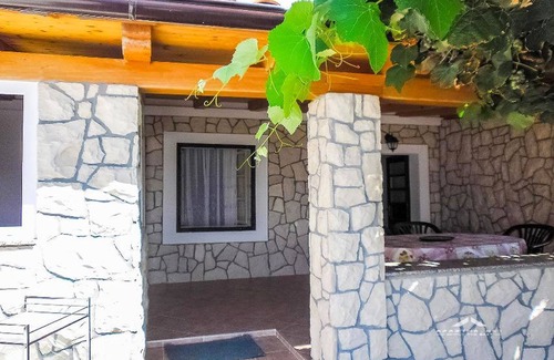 Zubovici House | Cosy Apartment Near the Beach in Zubovici, Croatia