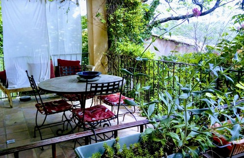 Vaugines Apartment | Cosy apartment-private garden, terrace, patio-in typical village near Lourmarin