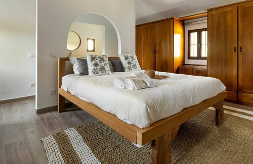 Sao Martinho Villa | Cosy apartment in villa for 7 people with pool, WIFI, A/C, TV, terrace and parking
