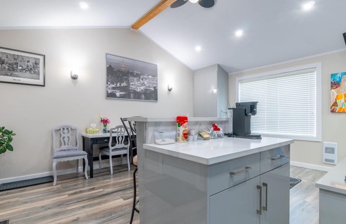 Townline Hill House | Cosy Bachelor Suite