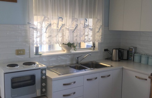 Middleton House | Cosy Beach house within walking distance of beach, shops, park and tavern.