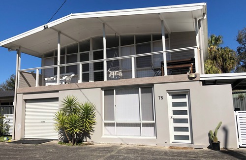 Chittaway Bay House | Cosy beach style house. Walking distance to lake and 10 minutes drive to beach