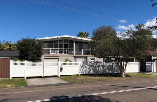 Chittaway Bay House | Cosy beach style house. Walking distance to lake and 10 minutes drive to beach