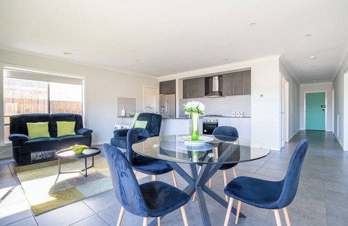 Wyndham Vale House | Cosy beautiful modern house close public transport and shopping mall