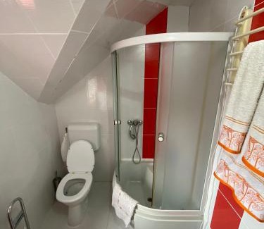 Turnu Magurele House | Cosy bedroom for 2 with Balcony in a Family Villa